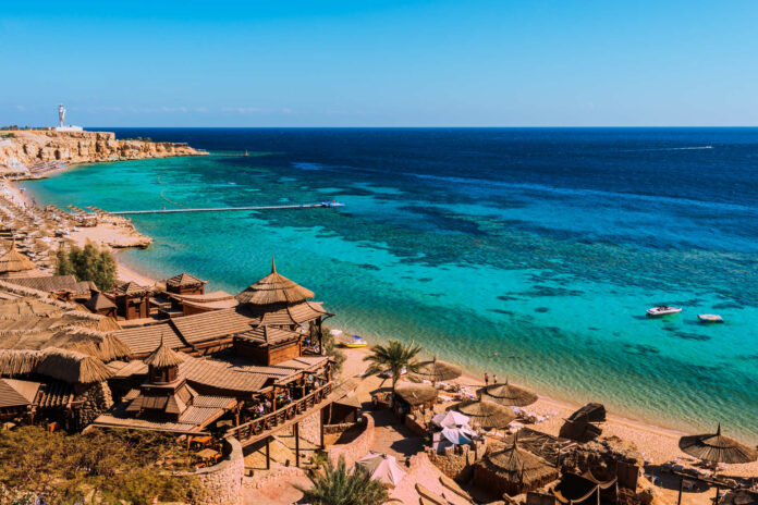 Reisen ans Meer wie nach Scharm El-Scheich (Bild) oder Hurghada sind im Winter beliebt. Kl. Bild: Tropenmedizinerin Petra Apfalter empfiehlt, sich auch medizinisch auf den Urlaub vorzubereiten.