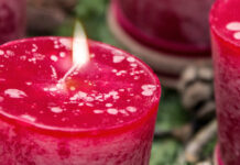 Um seinen Schülern die Wartezeit auf Weihnachten zu verkürzen, feierte der evangelische Theologe Johann Wichern 1840 im Advent jeden Tag eine Andacht und zündete dabei eine Kerze an. Die Schüler stellten die Kerzen auf Reisig. Daraus entwickelte sich der heutige Adventkranz mit vier Kerzen.