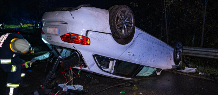 Verkehrsunfall im Bezirk Perg: Fahrzeug berschlgt sich