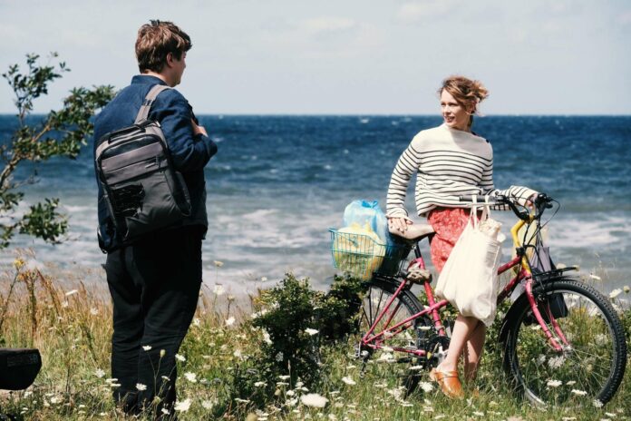 Nadja (Paula Beer) und Leon (Thomas Schubert) verbringen einen Sommer miteinander.