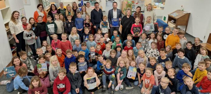 Die Kinder der VS Neukirchen bei Altmünster freuten sich über das Lesematerial.