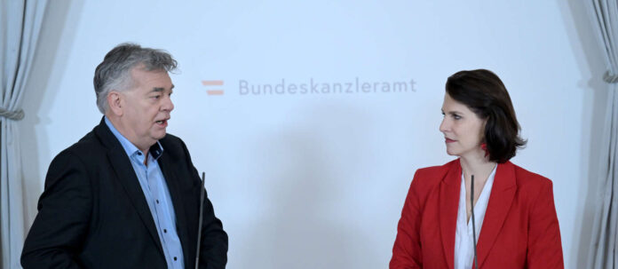 Şansölye Yardımcısı Werner Kogler (Yeşiller) ve Başbakanlık Bakanı Karoline Edtstadler (ÖVP), dün Viyana'da yapılan Bakanlar Kurulu öncesinde.