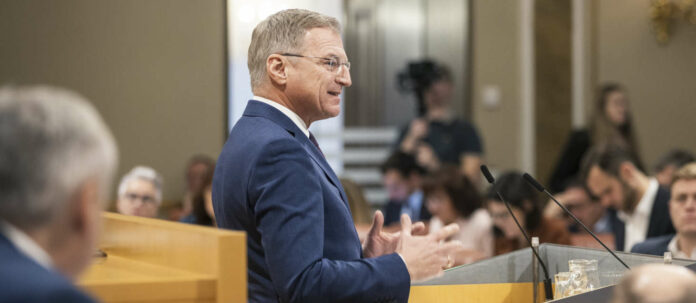 LH Thomas Stelzer (ÖVP) bei seiner Budgetrede im OÖ. Landtag am Dienstag. Dabei warb er für den Voranschlag und rief die übrigen Fraktionen zum Mitstimmen auf.