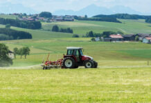 Rund 30.000 landwirtschaftliche Betriebe gibt es in Oberösterreich, sie bewirtschaften eine Fläche von rund 500.000 Hektar. Der jährliche landwirtschaftliche Produktionswert beläuft sich auf 2,9 Milliarden Euro, in den Sparten Rinder-, Milch- und Schweineproduktion ist Oberösterreich Agrarbundesland Nummer 1. Über das Förderprogramm Ländliche Entwicklung wurden in den Jahren 2014 bis 2022 mehr als 15.000 Investitionsvorhaben unterstützt, das getätigte Investitionsvolumen betrug rund 1,6 Milliarden Euro.