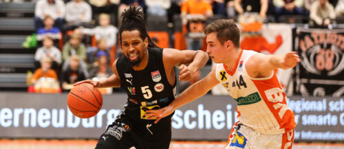 Terrell Allen (l. gegen Valentin Bauer) besticht auch in seiner zweiten Saison in Wels mit Kampfgeist.