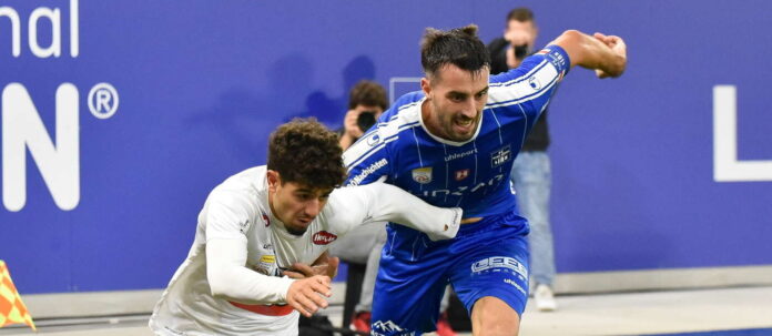 Blau-Weiß Linz um Abwehrchef Fabio Strauss (r.) möchte sich mit einem Sieg in die Winterpause verabschieden.
