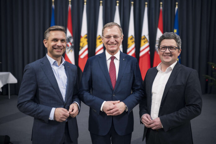 Yukarı Avusturya Eyaleti, KJH bursuna karar verir: Eyalet Valisi Thomas Stelzer (M.), Sosyal İşler Eyalet Müşaviri Wolfgang Hattmannsdorfer (her ikisi de OÖVP) ve Eyalet Müşaviri Michael Lindner (SPÖ/r.).
