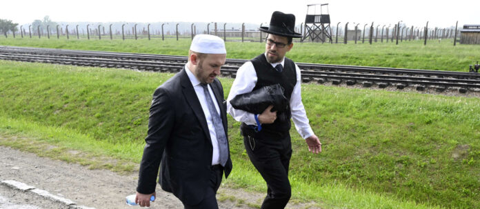 Demonstrative Gesten camouflieren koranischen Antisemitismus: IGGÖ-Präsident Vural (l.) mit Rabbi Hofmeister im ehemaligen KZ Auschwitz-Birkenau.