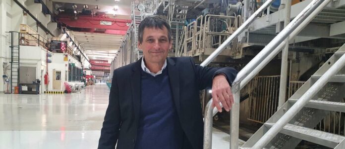 Thomas Welt, Chef der Papierfabrik in Laakirchen, vor der riesigen Papiermaschine PM11 im Werk.