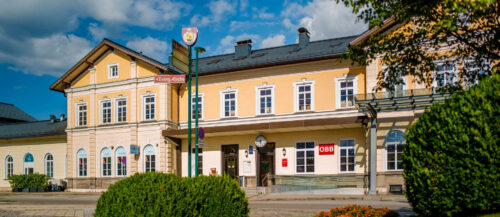 Die Anreise zur Kulturhauptstadt via Öffis — im Bild der Bahnhof von Bad Ischl — ist anzuraten, Taktverdichtungen und Ticketangebote sorgen für ein verbessertes Angebot.