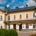 Die Anreise zur Kulturhauptstadt via Öffis — im Bild der Bahnhof von Bad Ischl — ist anzuraten, Taktverdichtungen und Ticketangebote sorgen für ein verbessertes Angebot.