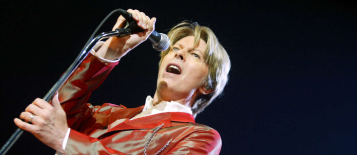 David Bowie bei einem seiner Auftritte in Paris. Auf Initiative eines Bezirksbürgermeisters, einem großen Bowie-Fan, wird jetzt eine Straße nach dem legendären Musiker, der vor 2016 starb, benannt.