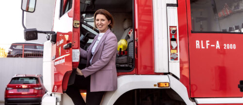 „Unsere Feuerwehren können die besten Gerätschaften in ihren Häusern stehen haben – wenn diese jedoch niemand bedienen kann, haben sie auch keinen Nutzen!“, unterstreicht Feuerwehr-Landesrätin Michaela Langer-Weninger die Wichtigkeit der Führerscheinförderung.