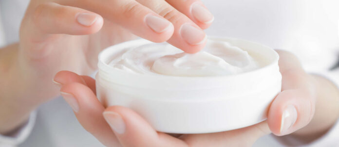 Cremen helfen, den Fettsäureschutzmantel der Haut zu erhalten.