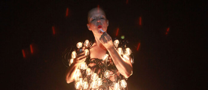 Künstlerin Isa Stein trägt — auch am Samstag bei der Eröffnung der Kulturhauptstadt — ein „Lichtkleid“.