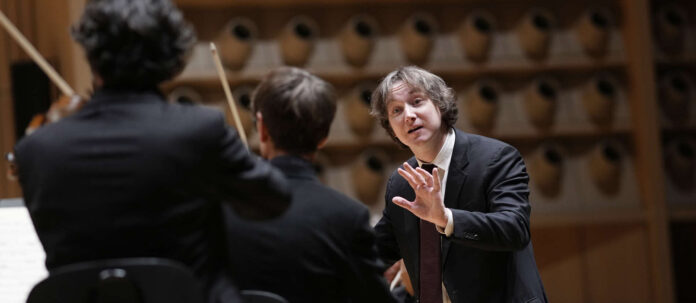 Versteht es, die Musik mit feurigen Tempi zu entfachen: Dirigent Maxim Emelyanychev.