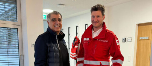 Emotionale erste Begegnung am Rotkreuz-Landesverband Salzburg: Hotelpächter Ali Can (l.) trifft Rettungssanitäter Markus Lichtenberger, der ihm im Skiurlaub das Leben rettete.