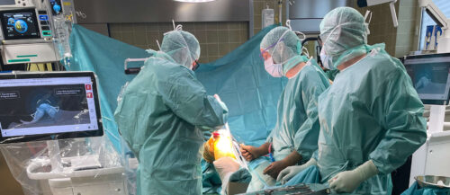 Mit Unterstützung des Velys-Systems wird am Ordensklinikum Linz eine Knieprothese eingesetzt.