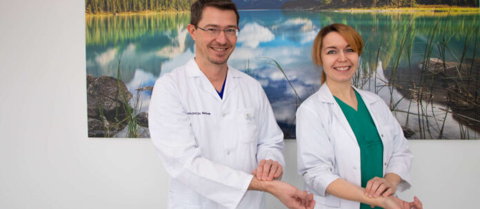 Primar Priv.-Doz. Martin Martinek und Oberärztin Elisabeth Weilguny zeigen, wie man mit den Fingern am Handgelenk den eigenen Puls messen kann.
