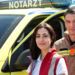 Sabrina Amali als Notärztin Dr. Nina Haddad und Max Hemmersdorfer als Feuerwehrmann Markus Probst.