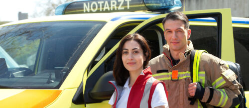 Sabrina Amali als Notärztin Dr. Nina Haddad und Max Hemmersdorfer als Feuerwehrmann Markus Probst.