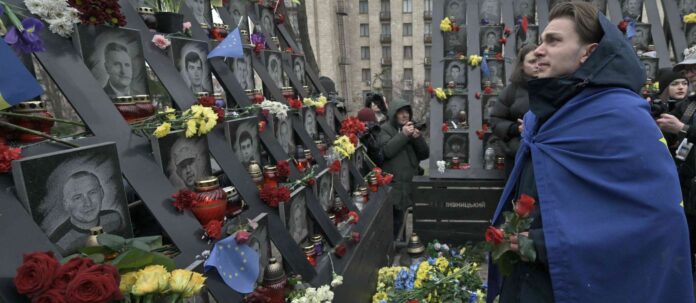 Viele Ukrainer gedachten am Maidan-Platz der Opfer der pro-westlichen Proteste vor zehn Jahren.