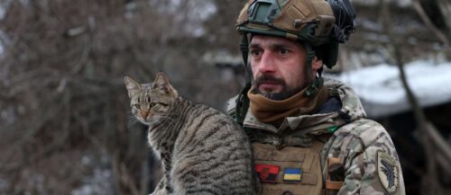 Ein ukrainischer Flak-Soldat wartet mit seinem vierbeinigen Freund auf den nächsten Luftangriff der Russen.
