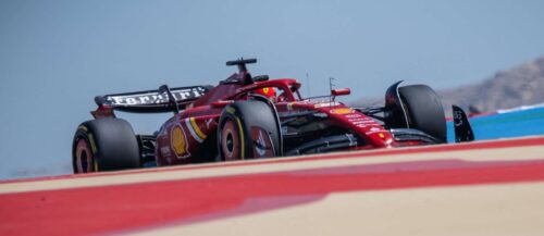 Charles Leclerc (Bild) fuhr erst ein Loch in den Ferrari, dann pfeilte Carlos Sainz zur Tagesbestzeit in Bahrain
