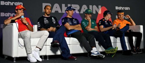 Die Piloten Carlos Sainz (Ferrari, von links), Lewis Hamilton (Mercedes), Alexander Albon (Williams), Fernando Alonso (Aston Martin), Max Verstappen (Red Bull Racing) und Lando Norris (McLaren) bei der Pressekonferenz vor dem Saisonauftakt in Bahrain