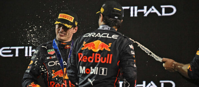 Die Red Bull-Piloten Max Verstappen (links) und Sergio Perez dürften auch heuer wieder viel zu feiern haben.