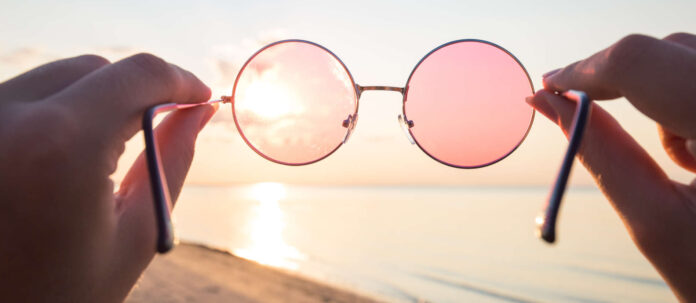 Verliebte sehen alles durch die rosarote Brille.