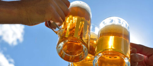 Den Österreichern schmeckt das Bier trotz höherer Preise immer noch.