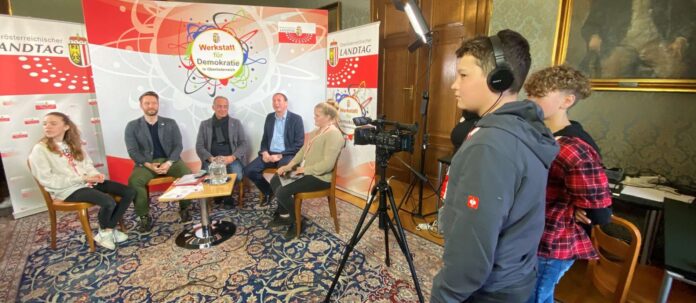 Ein Ergebnis ist ein selbst gemachtes Video, im Bild die Schüler der Mittelschule Hochburg-Ach beim Interview mit den Abgeordneten (v. r.) Florian Grünberger (ÖVP), Hans Karl Schaller (SPÖ) und Manuel Krautgartner (MFG).