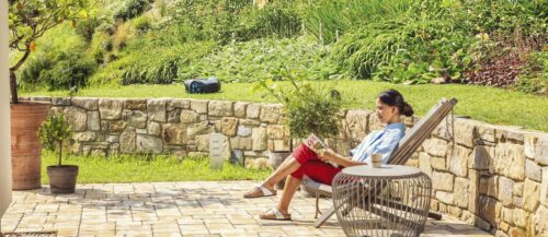 Zeit im Garten zu verbringen, ist für 40 Prozent der Oberösterreicher ein gutes Mittel zur Stressbewältigung. Noch entspannter kann man es angehen lassen, wenn einem Mähroboter und smarte Systeme die Arbeit erleichtern.