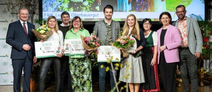 Die Sieger der OÖ Gartenlandtropy wurden ausgezeichnet. LH Thomas Stelzer (l), (v. r.) Biogärtner Karl Ploberger, Landesrätin Michaela Langer-Weninger und die Linzer Bezirksbäuerin Michaela Sommer-Mühlberger, gratulierten auch den Siegern der Kategorie „Schönstes Bauernhaus“.