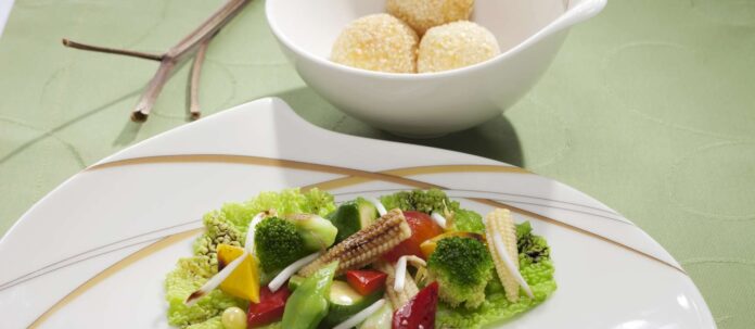 Eine leichte Mahlzeit ist ein Gemüsewok mit Reisbällchen.