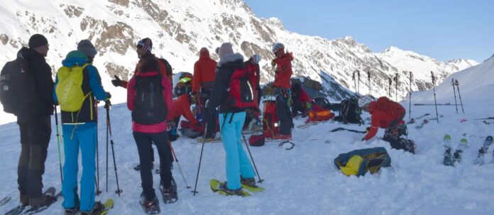 Die Bergrettung Tirol führte bei der Jamtalhütte in Tirol ihre Winterausbildungswoche durch. Insgesamt 26 angehende Bergretter nahmen daran teil.