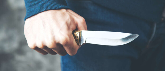 Laut einer Pädagogin soll der 17-Jährige mit einem Messer und einer Schere auf die Jugendlichen losgegangen sein.