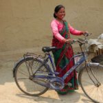 Frauen in Nepal erhalten Trainings, die zeigen, wie Landwirtschaft auch bei sich verändernden Umweltbedingungen funktioniert.