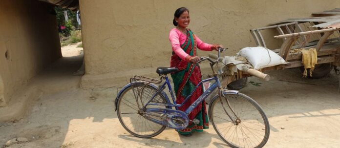 Frauen in Nepal erhalten Trainings, die zeigen, wie Landwirtschaft auch bei sich verändernden Umweltbedingungen funktioniert.
