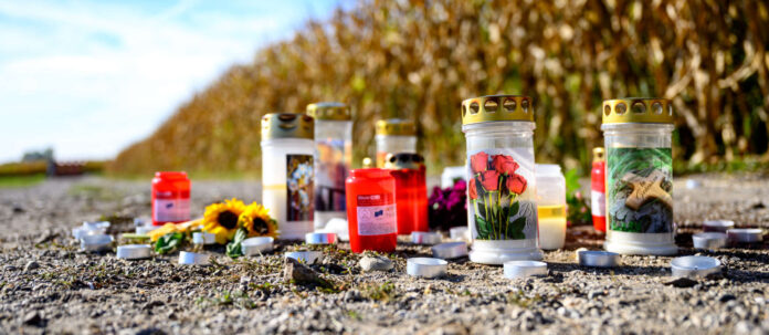 An der Stelle in Naarn, an der es zu der tödlichen Hundeattacke kam, wurden Blumen und Kerzen niedergelegt.