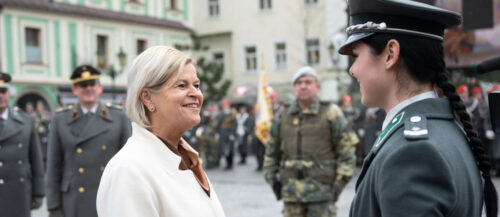 Verteidigungsministerin Klaudia Tanner überreicht der Lehrgangsbesten, Frau Wachtmeister Marie Ochsenhofer, den goldenen HUAk-Ring.