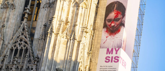 In der Adventzeit 2022 setzte Gottfried Helnwein am Südturm des Stephansdoms ein Zeichen gegen Gewalt an Frauen und Mädchen.