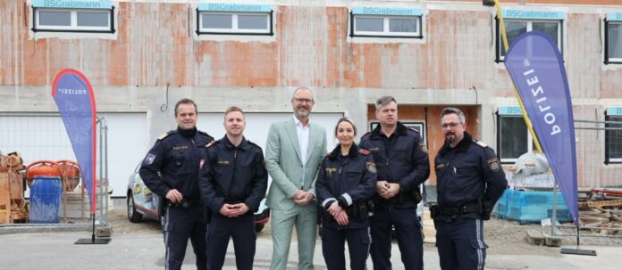 Landespolizeidirektor Andreas Pilsl (3. v. l.) und der Perger Bezirkspolizeikommandant Florian Engler (2. v. l.) mit Kollegin und Kollegen bei der Baustellenbesichtigung in Mauthausen.