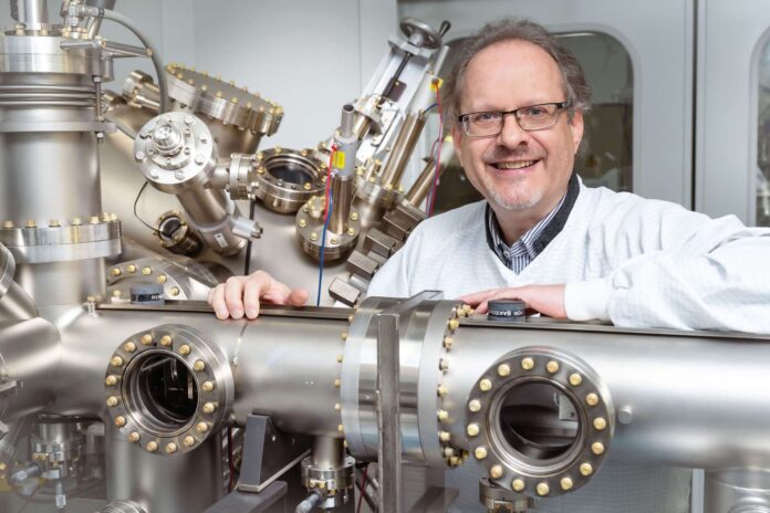 Univ.-Prof. Gunther Springholz freut sich über den Durchbruch in der Magnetismus-Forschung.