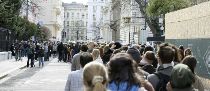 Zum großen Ansturm auf die russische Botschaft in Wien kam es am Sonntag um 12 Uhr — Anhänger von Nawalny hatten zur Protestaktion „Zu Mittag gegen Putin“ aufgerufen.