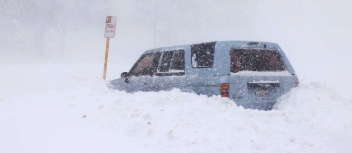 Das Fahrzeug steckte durch den Blizzard bei den Mammoth Lakes in Kalifornien fest.