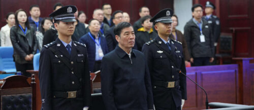 Der Angeklagte Chen Xuyuan (Mitte) geht für den Rest seines Lebens ins Gefängnis