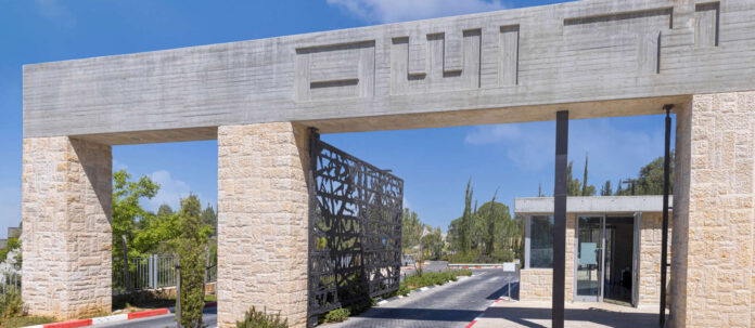 Yad Vashem ist die staatliche israelische „Gedenkstätte des Holocausts und des Heldenmuts“ und befindet sich in Jerusalem.