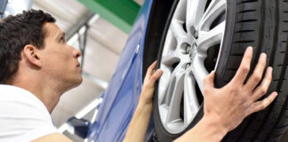 change a tyre // Reifenwechsel in einer Werkstatt durch Mont
